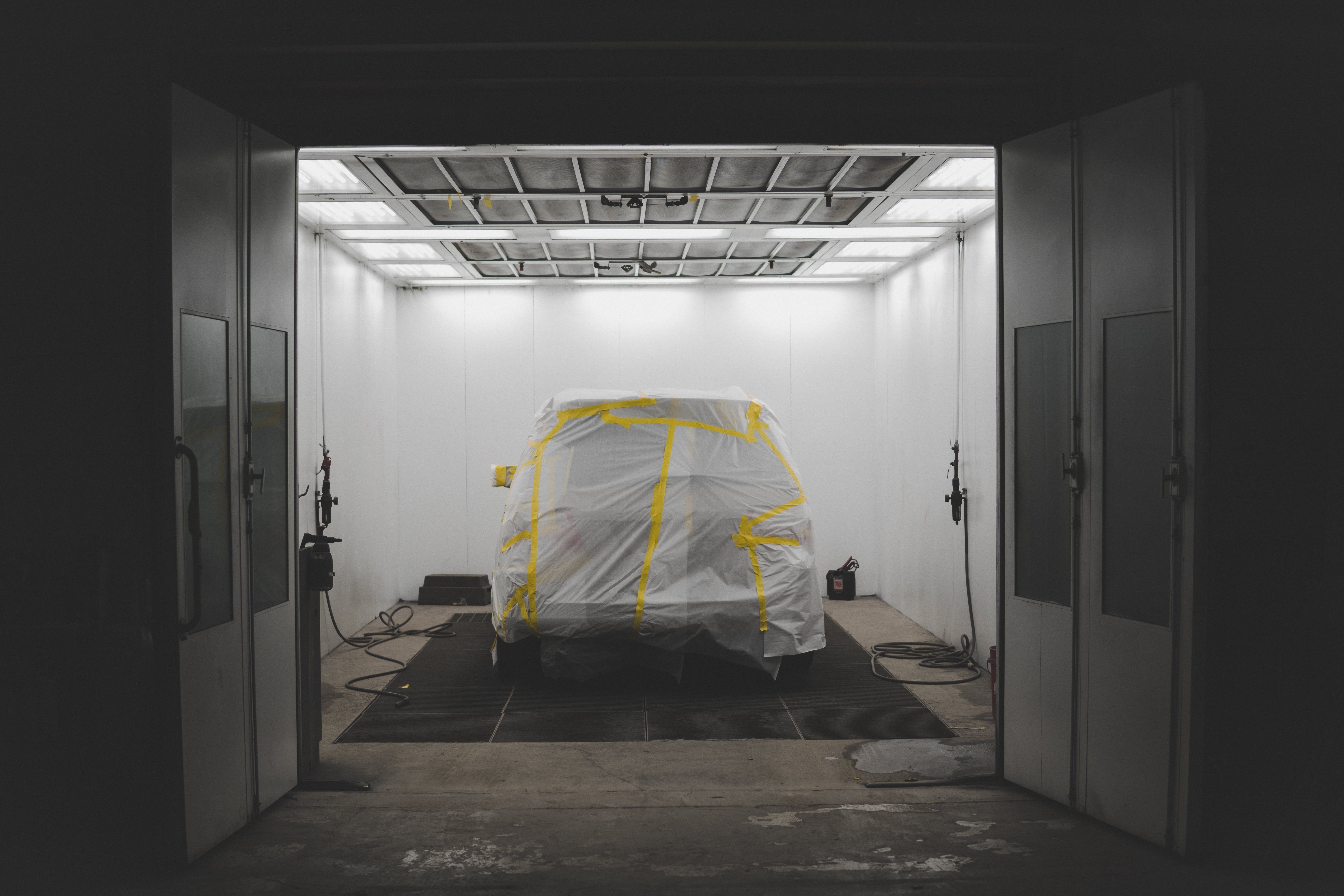 Cabina de pintura profesional con tecnología STANDOX en Planchistería Glorias, El Clot Barcelona