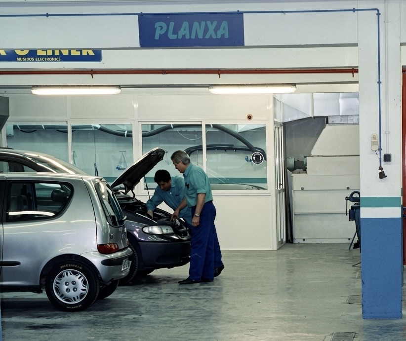 El legado familiar de Planchistería Glorias: dos generaciones de experiencia en chapa y pintura, El Clot