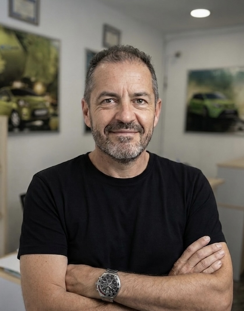 Javier Botello, gerente de Planchistería Glorias, taller de chapa y pintura en El Clot, Barcelona