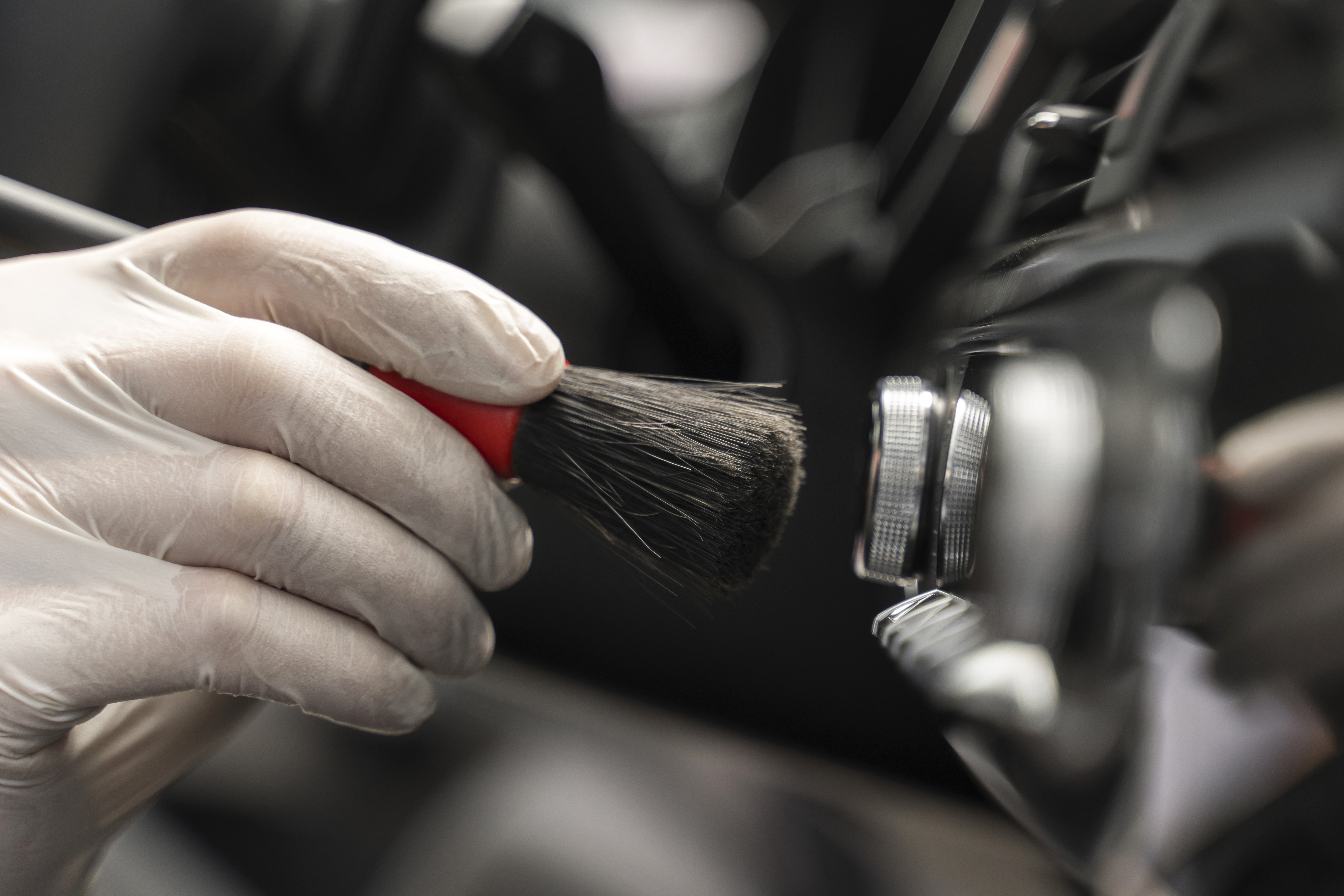 Servicio de limpieza interior y detailing de vehículos con productos profesionales en Planchistería Glorias, Barcelona